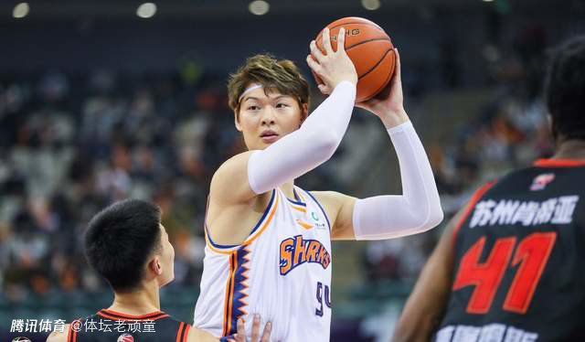 但儿童和大人的口味不同，在电影中您是怎么平衡的呢?问到千嬅在戏中与城城的关系，她表示比情侣更复杂：;大家同是天涯沦落人，戏里我们每个人代表一个职业，电影里共有5个分线，我是其中一个